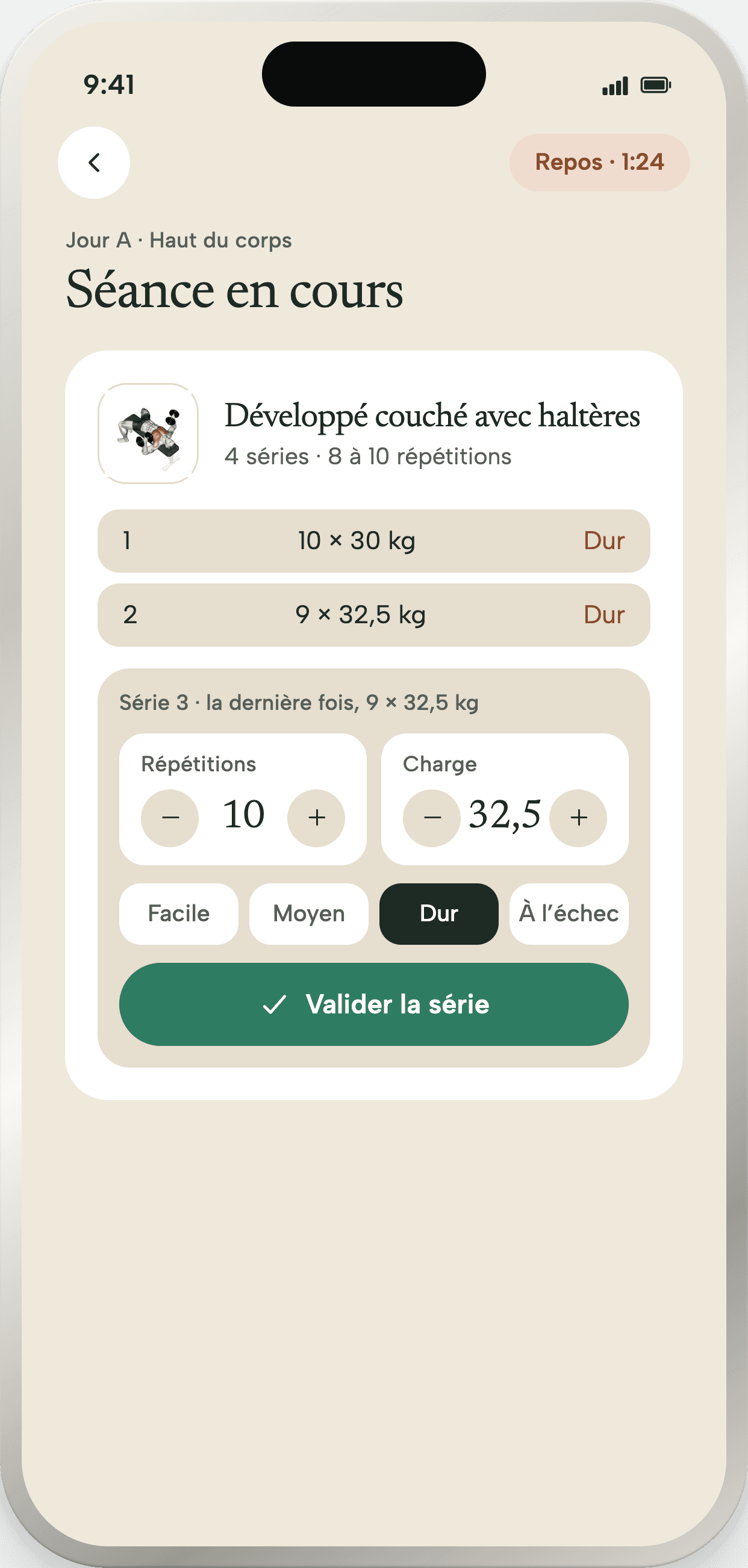 Une séance en cours : le développé couché avec haltères, deux séries validées, les molettes des répétitions et de la charge, les quatre crans d’effort et le bouton qui valide la série.