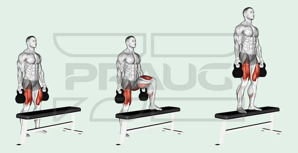 Pratiquant montant sur un banc avec une kettlebell, pied avant à plat sur le banc, jambe avant presque tendue, jambe arrière qui suit.