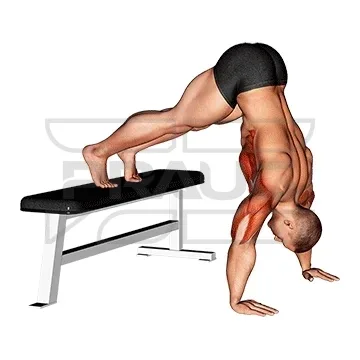 Homme en pompe pike, pieds posés sur un banc, buste presque vertical, qui descend la tête vers le sol entre les mains.