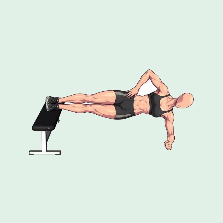 Femme en gainage latéral, appui sur l’avant-bras et pieds posés sur un banc, corps aligné.