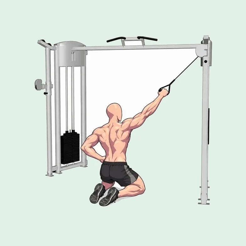 Homme à genoux face à la poulie haute qui fait un tirage vertical à un bras : bras tendu, puis coude tiré le long du corps.