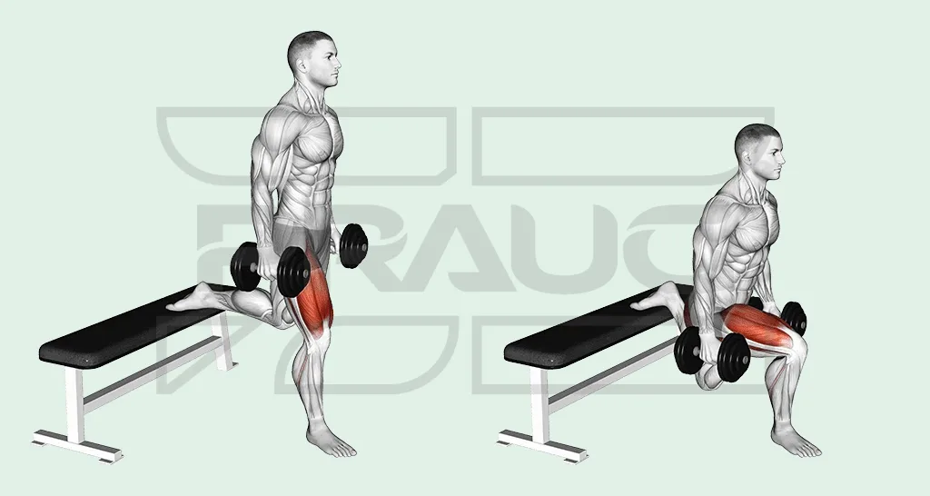 Homme avec un haltère dans chaque main, pied arrière posé sur un banc : debout, puis en bas du mouvement, cuisse avant presque parallèle au sol.